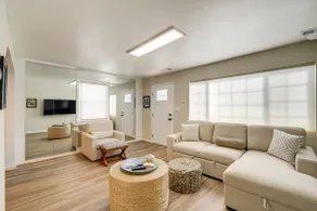 2 Mi to Potomac Mills: Modern Home in Woodbridge - Image 5