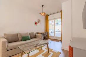 Well-equipped two-room apartment close to metro, with parking - Image 4