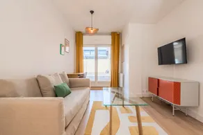 Well-equipped two-room apartment close to metro, with parking - Image 2