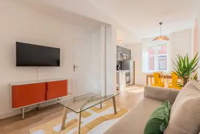 Well-equipped two-room apartment close to metro, with parking - Image 3