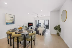 Family Retreat, Free Car Park/EV - Near Westfield - Image 2