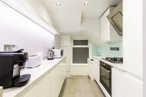 Charming Two-Bedroom Flat in West Hampstead - Image 2