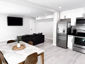 Sleek Condo by the Beach - Image 2