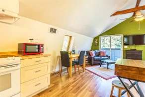Arcadian Hideaway: Studio Loft in the Woods - Image 3