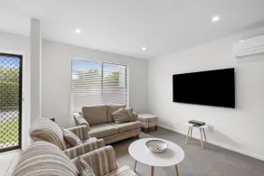Superb Esplanade Beach House 8 - Image 2