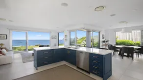 Beachfront, 5 Bedrooms, 5 Bathroooms! - Image 4