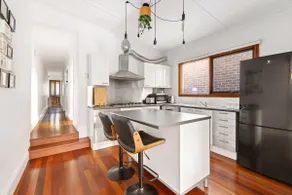 Stylish 2-Bed Cottage in Trendy Erskineville - Image 3