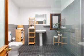 Stylish 2-Bed Cottage in Trendy Erskineville - Image 5