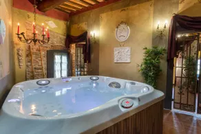 La Dimora dei Conti, Indulge in a Country Farmhouse Apartment with Jacuzzi Facing the Town! - Image 2