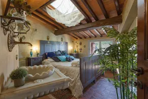 La Dimora dei Conti, Indulge in a Country Farmhouse Apartment with Jacuzzi Facing the Town! - Image 4