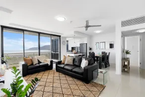 Rydges Plaza Esplanade Luxury 2-Bedroom Apartment - Image 2