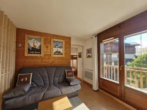 Cozy apartment with balcony and mountain view - Image 4