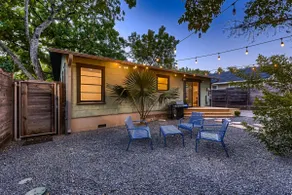 Brentwood Bungalow. Walk & Bike Everything Austin! - Image 5