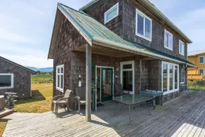 Dungeness Bay Beach House: Beachfront Stay - Image 3