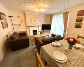 Spacious House Near Cambridge - Free Parking and Garden - Image 2