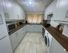 Spacious House Near Cambridge - Free Parking and Garden - Image 4