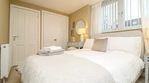 Modern Apex Flat /Sleeps 3/ King Bed/ Parking/WiFi - Image 3