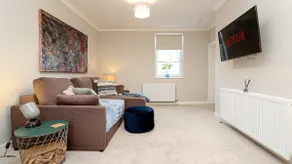 Modern Apex Flat /Sleeps 3/ King Bed/ Parking/WiFi - Image 5