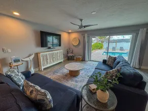 Soak up the Sun - Saltwater pool, spacious fenced-in backyard, home - Image 4