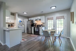 Fully renovated flat in quiet neighborhood - Image 4