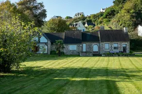 Chevoir Waterfront House - Image 2