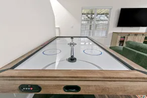 Hot tub! 10 min to Titletown, 5 BR, 4.5 Ba for 14 - Image 3
