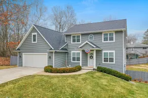 Hot tub! 10 min to Titletown, 5 BR, 4.5 Ba for 14 - Image 5