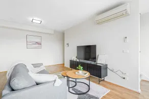 Perfect Location Cozy Townhouse McKinnon Station - Image 2