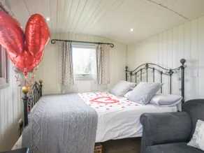 Finest Retreats - Hay and Hedgerow Glamping - Image 5