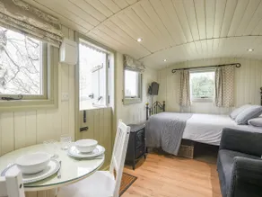 Finest Retreats - Hay and Hedgerow Glamping - Image 4