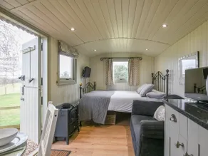 Finest Retreats - Hay and Hedgerow Glamping - Image 2
