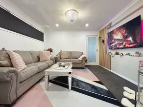 Luxe Retreat with Spa - Near airport & CBD - Image 4