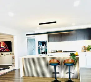 Luxe Retreat with Spa - Near airport & CBD - Image 5