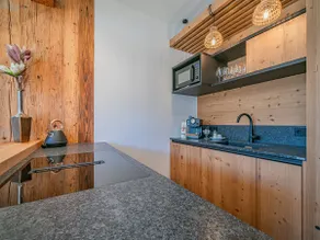 Authentic comfort with mountain views - Image 4