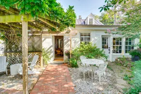 Cottage w/ Furnished Patio & Garden: Dtwn Leesburg - Image 2