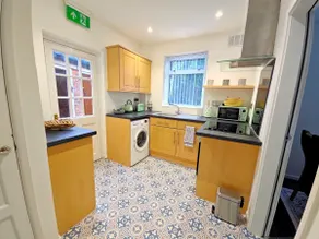Spacious modern 3 bed home - Image 5