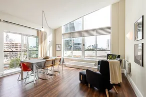 Bright and Stylish Riverside Haven in Canary Wharf - Image 2