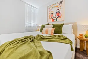 Modern Apartment with Esplanade Views - Image 3