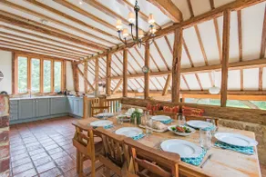 Masketts Barn sleeps 12 in 6 bedrooms - Image 2