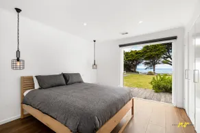 The Esplanade Indented Heads- Beach front, Luxury, Sleeps 8, Spacious, Aircon, Heating, - Image 3