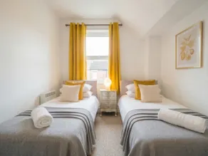 Manor House, Modern 2-Bedroom Apartment, Parking, WiFi, Central Location - Image 3