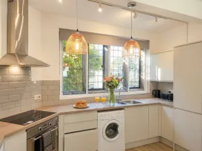 Manor House, Modern 2-Bedroom Apartment, Parking, WiFi, Central Location - Image 4