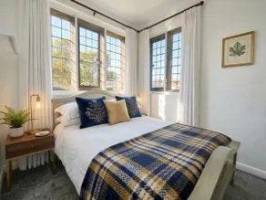 Manor House, Modern 2-Bedroom Apartment, Parking, WiFi, Central Location - Image 2