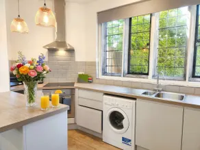 Manor House, Modern 2-Bedroom Apartment, Parking, WiFi, Central Location - Image 5