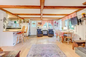 Idyllic Lakefront Cottage Near Mount Sunapee - Image 4