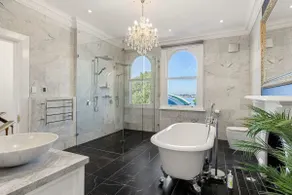 Elegant 6 Bed Home with Harbour Views - Image 5