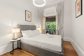 Elegant 6 Bed Home with Harbour Views - Image 3