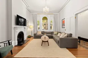 Elegant 6 Bed Home with Harbour Views - Image 2