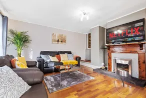 4BR Family Home with Jacuzzi Near Birmingham - Image 2