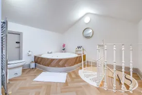 4BR Family Home with Jacuzzi Near Birmingham - Image 3